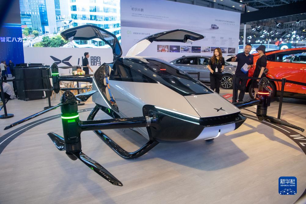 9月4日，在2023智博会中央展厅，嘉宾参观“旅航者X2”概念飞行汽车。新华社记者 唐奕 摄