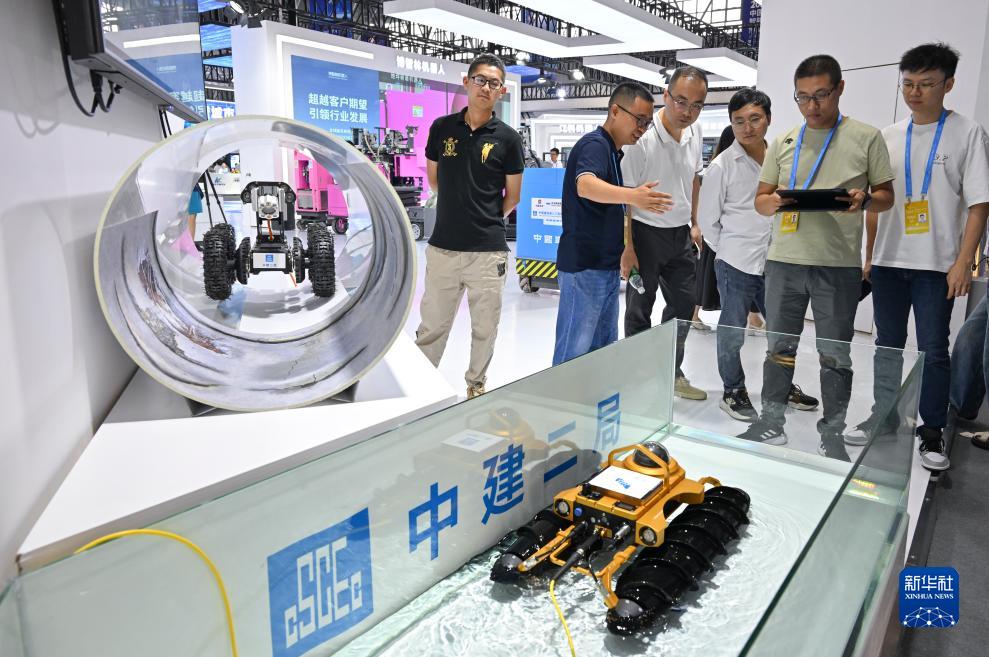 9月4日，观众在智博会上参观中建二局展示的管道非开挖智能检测“浮水机器人”。新华社记者 王全超 摄