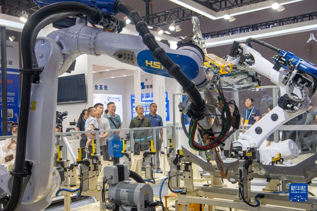 9月4日，在2023智博会华数机器人展厅，嘉宾参观机器人工作设备。新华社记者 唐奕 摄