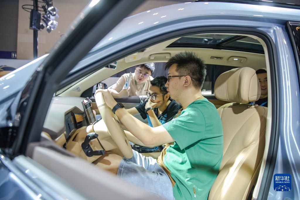 9月4日，观众在2023智博会赛力斯展厅内参观了解新能源汽车。新华社记者 黄伟 摄