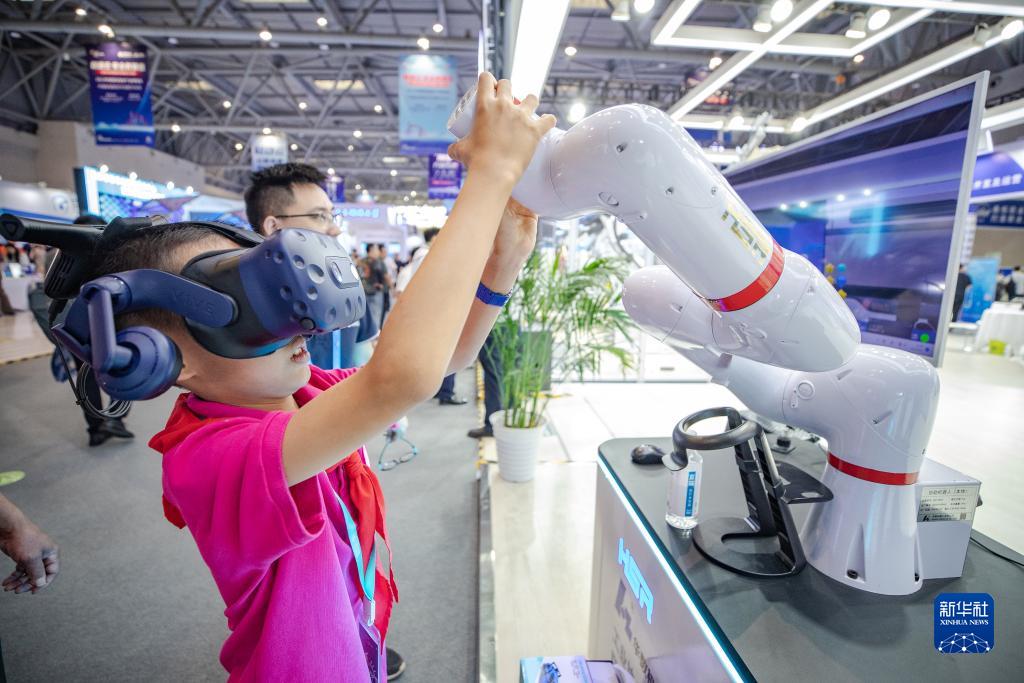 9月4日，在2023智博会华数机器人展厅，观众体验工业协作机器人。新华社记者 黄伟 摄