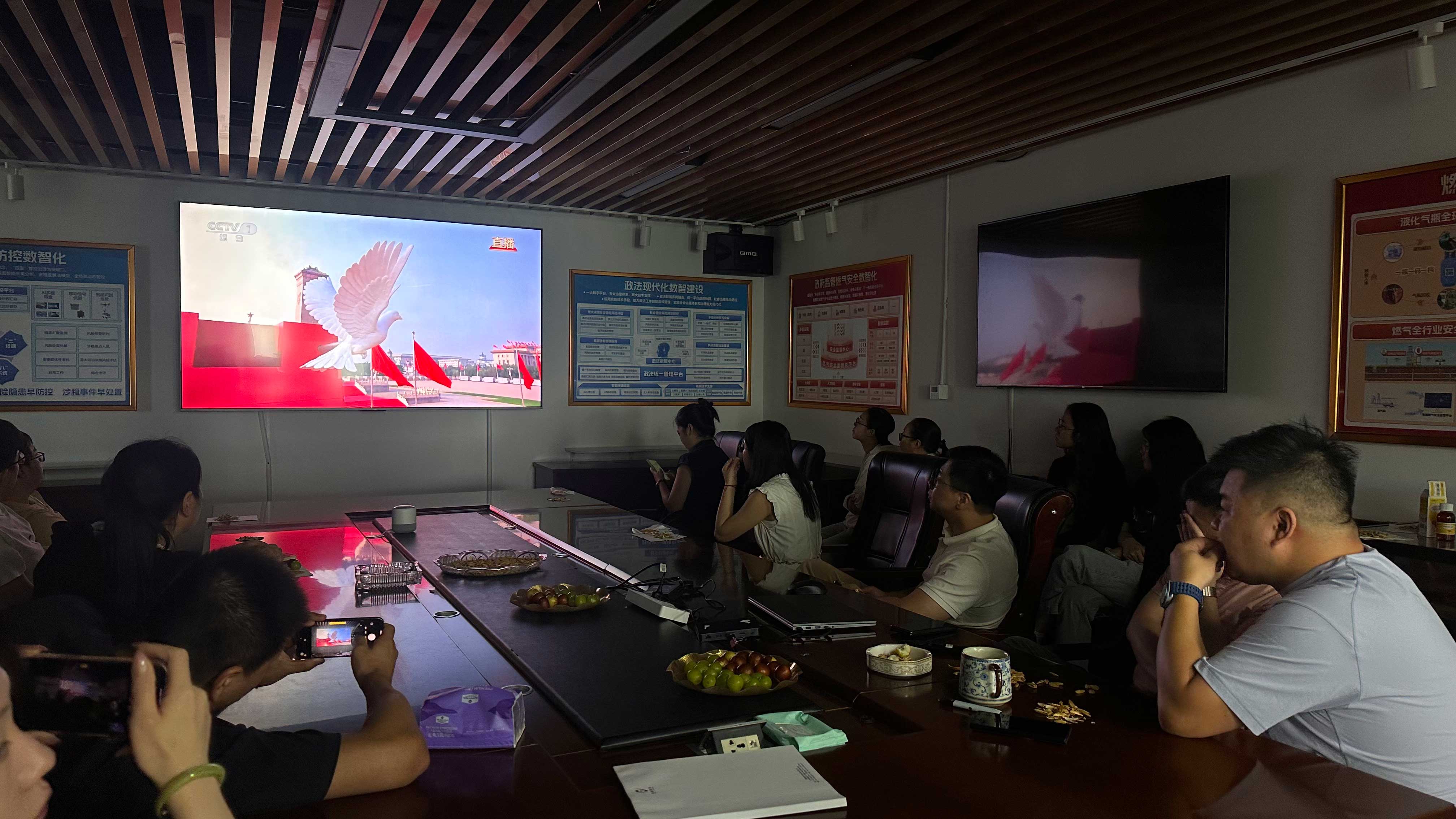 江苏海盟员工共观抗战胜利 80 周年阅兵，汲取奋进力量